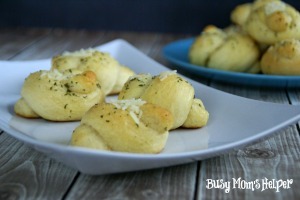 Garlic Parmesan Knots / www.BusyMomsHelper.com