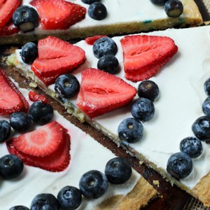 Gluten-Free Sugar Cookie 4th of July Pizza l Steph in Thyme for Busy Mom's Helper