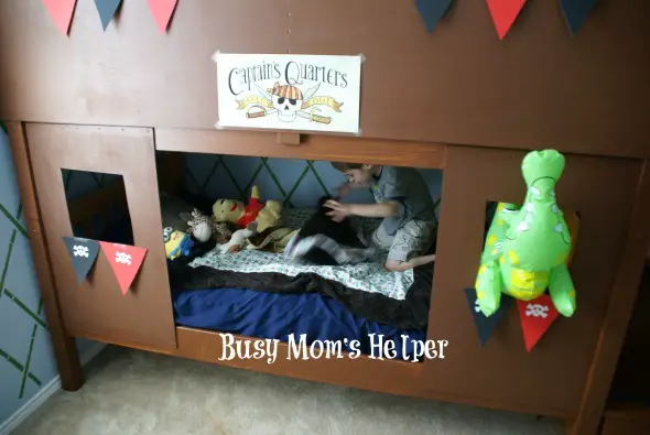 DIY Pirate Treehouse / by www.BusyMomsHelper.com #boysbedroom #bedroommakeover #pirates #pirateroom