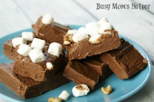 Simple & Delish Marshmallow Fudge / by Busy Mom's Helper #fudge #chocolate #dessert