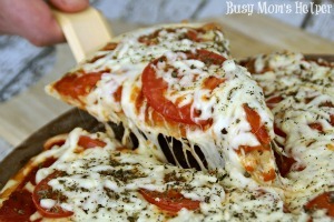 Caprese Pizza / by Busy Mom's Helper #pizza #caprese