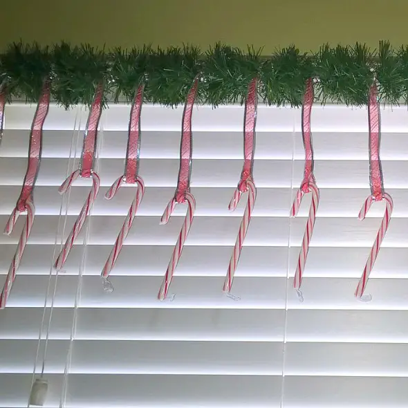 Holiday Window Decor by Nikki Christiansen for Busy Mom's Helper