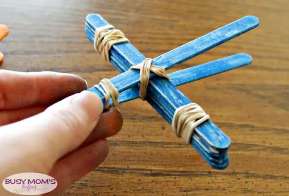 Craft Stick Catapult / by BusyMomsHelper.com / a great busy activity for kids / super easy kids craft project!
