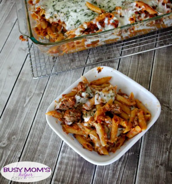 Cheesy Sausage Pasta Casserole / a quick dinner recipe for less than $10! #ad