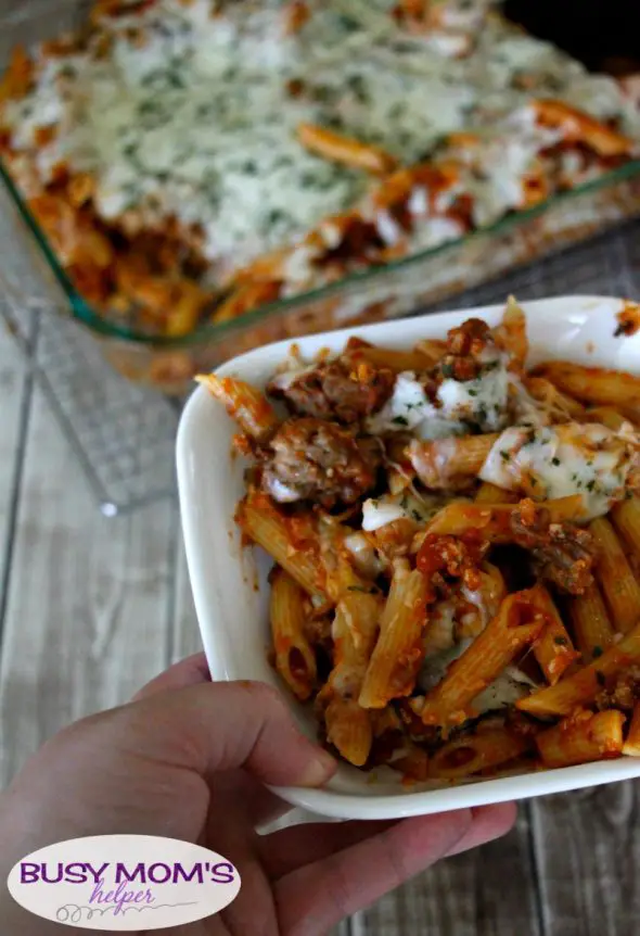 Cheesy Sausage Pasta Casserole / a quick dinner recipe for less than $10! #ad