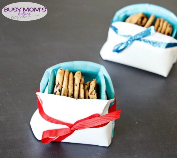 DIY Holiday Cookie Basket from Paper Plates / a Great Neighbor Gift Idea!