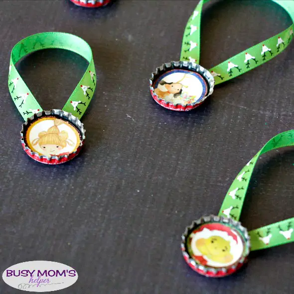 Bottle Cap Grinch Ornament Printables / a fun Grinch-themed holiday craft!