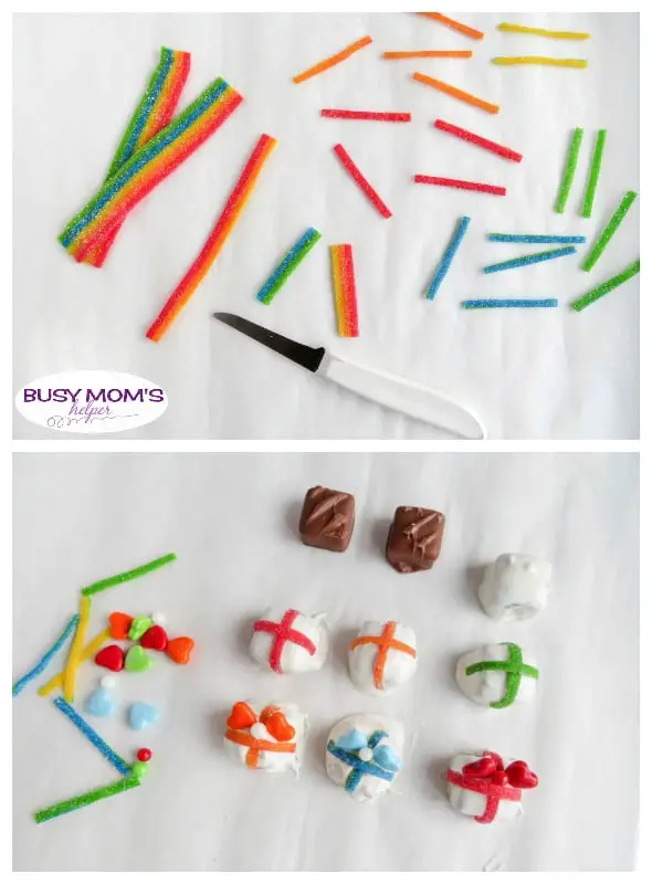 Fun Candy Presents Holiday Snack / Make these candies look like Christmas presents for a fun holiday party treat, family gathering or just because!