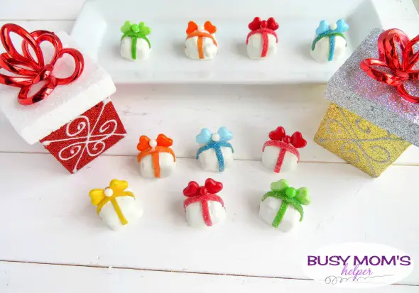 Fun Candy Presents Holiday Snack / Make these candies look like Christmas presents for a fun holiday party treat, family gathering or just because!