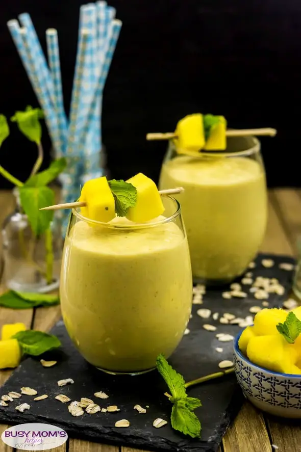 Mango Oatmeal Smoothie Recipe / a great breakfast recipe or refreshing afternoon snack recipe