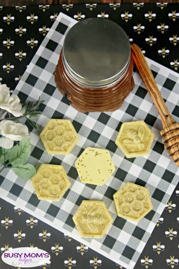 DIY Honey Bee Glitter Soap #craft #diy #homemadesoap #glitter