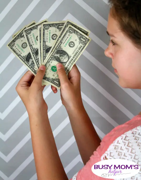 Kids and Money: Teaching our kids good financial skills when they're young for success when they're older! #parenting #kids #money #budget #moneyskills #finances #kidmoney #allowance
