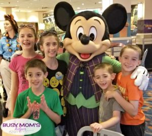 Tips & Tricks for Meeting Characters at Walt Disney World #characters #themepark #waltdisneyworld #disneyworld #familytravel #photography #familyfun