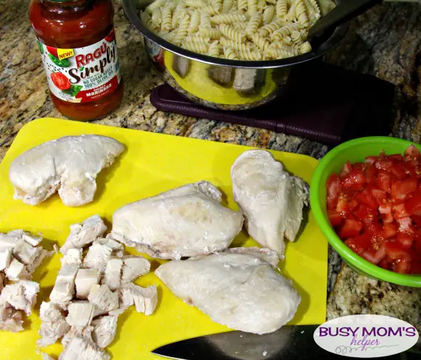 Busy Weeknight Dinner Ideas / Delicious Cheesy Chicken Pasta Recipe #AD #NewRAGUSimply @RaguSauce
