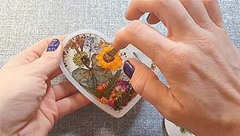 How to Preserve Flowers in Resin easy steps explained